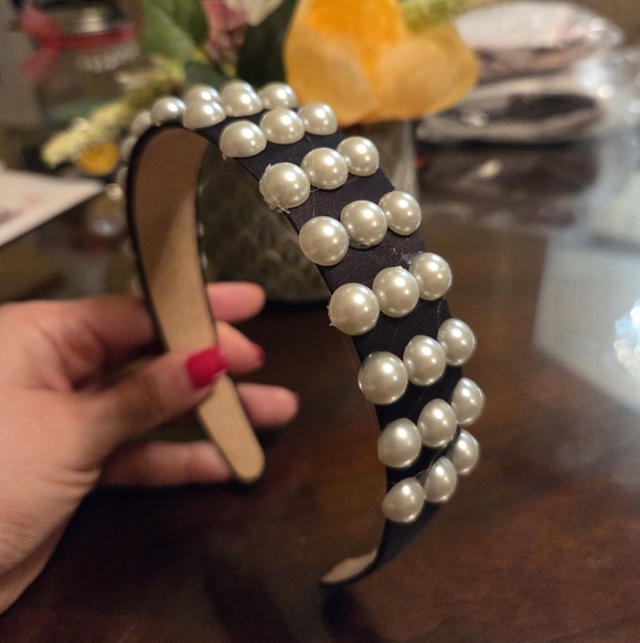 Handcrafted Elegant Black Pearl-Studded Headband - Picture 4 of 4